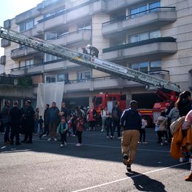 Escalader la grande échelle, traverser un tunnel enfumé, manier la lance à incendie, s'initier aux gestes de 1ers secours ou monter dans un vrai camion de pompier... les portes ouvertes du centre de secours de Villejuif ont ouvert un monde merveilleux aux petits et grands venus découvrir ce lieu emblématique !