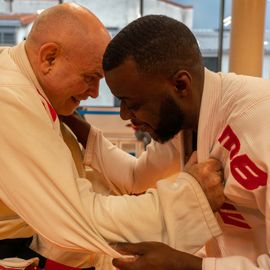 La championne de judo Lucie Décosse, aujourd'hui entraîneure nationale de la Fédération Française France Judo, était présente dans le quartier Pasteur, pour inaugurer le dojo qui porte son nom, aux côtés des élu·e·s et du service municipal des Sports.Les clubs sportifs pratiquant les arts martiaux se sont succédé sur le tatamis pour des démonstrations de leurs disciplines (aïkido, judo, sambo...) devant les curieux·ses rassemblé·e·s autour du tapis flambant neuf du nouveau dojo![Photos Xiwen Wang]