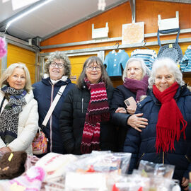 Vous étiez plusieurs milliers à flâner parmi les chalets du marché de Noël, entre le parking du Monoprix et le parvis de la médiathèque, pour faire vos achats pour les fêtes de fin d'année, découvrir les créations locales et solidaires, et profiter des animations : manège, spectacles, fanfares, Père Noël...[photos Xiwen Wang, Sylvie Grima]