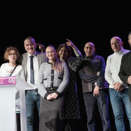 Félicitations à tous les diplômés de l'année, nombreux⸱ses tour à tour devant et sur la scène du théâtre Romain Rolland, pour profiter de la soirée en leur honneur, présentée par Aurélien Duarte. Les remises de récompenses ont été ponctuées de spectacles de danse de Lights Of Urban Dances et du Conservatoire de Villejuif, avant le cocktail et photobooth souvenir au son de la fanfare Les MaKaBés des étudiants de la faculté de médecine. [Photos Sylvie Grima]