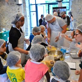 Des dizaines d'élèves d'élémentaires réunis pour la désormais traditionnelle Disco-soupe! Le principe: cuisiner à partir d'aliments invendus récupérés auprès des commerçants de la Ville. 