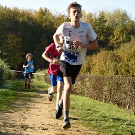 Dimanche 13 novembre, l'ASFI Villejuif Athlétisme organisait son 1er cross à destination des jeunes, au Parc Départemental des Hautes Bruyères. Pour cet évènement sportif, 17 clubs ont fait le déplacement avec plus de 500 athlètes âgé·e·s de 6 à 14 ans (catégorie Eveils à Minimes) ! [Photos Lucile Cubin]