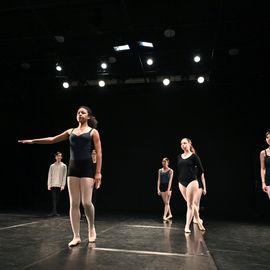 Retour en images sur la journée du 12 mars, avec l'atelier et sa restitution par les élèves du Conservatoire, suivi du spectacle "Une simple déclinaison de l’instant", de la Cie Les têtes penchées.[photos Anja Simonet]