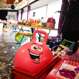 Encore un franc succès pour la Trocante des Parents !Après avoir déposé des objets devenus inutiles pendant les semaines précédant l'évènement, plus de 120 familles ont pu, ce dimanche 2 avril, utiliser leurs points ainsi récoltés pour venir chercher de nouveaux objets pour leurs enfants:jeux et jouets, vêtements, accessoires de puériculture...[photos Lucile Cubin]