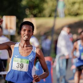 Avec près de 800 coureur·se·s et marcheur·se·s le matin et autant de jeunes et de familles l'après-midi, cette 34e édition a été de nouveau un événement sportif majeur à Villejuif et une journée de fête dans le parc des hautes-Bruyères baigné par le soleil d'automne !