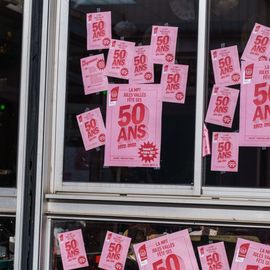 Les habitants du quartier Nord-Est sont venus très nombreux à la Maison Pour Tous Jules Vallès ce week-end pour célébrer entre amis ou voisins ou en famille... l'anniversaire de cet équipement public et de proximité historique inauguré en 1972.Au programme: visite théâtralisée, jeux, fresque collaborative, concert...[Photos Sylvie Grima]