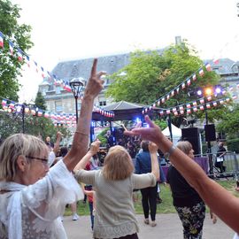 La liesse populaire du 13 juillet à Villejuif avec la guinguette, le bal variétés et le feu d'artifice de retour au parc Pablo Neruda.