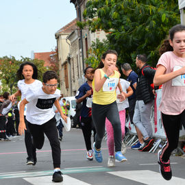 Un plateau élite relevé sur le 10km couru en moins de 29mn, de nombreux coureurs et marcheurs amateurs sur le 10, le 5 et le Run'N'Bike, et la relève déjà assurée avec les courses des jeunes l'après-midi!