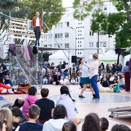 2 journées de fête, en centre-ville et au pied de la tour du 44 Jean Mermoz, organisées par le Théâtre Romain Rolland et la Ville.Un moment de féérie qui s'est aussi cette année installé en cœur de quartier pour permettre à tous d’admirer les prouesses des acrobates ![Photos Lucile Cubin]