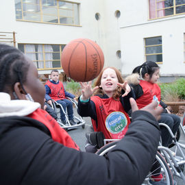 Retour en images sur la Semaine du handicap, du 4 au 8 décembre 2023, avec des ateliers de sensibilisation (langue des signes, basket, fauteuil, handicap visuel...), des jeux avec la Ludomobile à l'ESAT Les Ateliers de l'ETAI, l'exposition des tableaux réalisés à la MAS des Hautes-Bruyères et la table ronde Emploi et Handicap.[photos Lucile Cubin / Anja Simonet / Xiwen Wang]