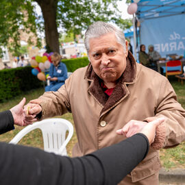 Samedi 17 mai, l’Hôpital Paul Brousse proposait un moment festif ouvert à tous : la fête de la gériatrie.L’occasion pour les patients et leurs familles de se partager un après-midi riche en rencontres et animations : parcours olympique, tir à l’arc, animation musicale, jeux en bois, maquillage, coiffure.. mais aussi buvette, brocante, tombola, stands d’artisanat et buvette ! [photos Xiwen Wang]