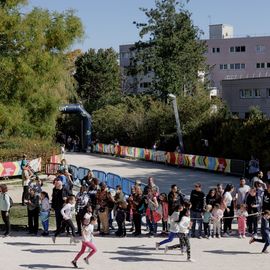 Avec près de 800 coureur·se·s et marcheur·se·s le matin et autant de jeunes et de familles l'après-midi, cette 34e édition a été de nouveau un événement sportif majeur à Villejuif et une journée de fête dans le parc des hautes-Bruyères baigné par le soleil d'automne !