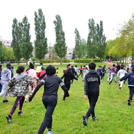 Le 9 mai, les collégiens ont couru dans le parc des Hautes Bruyères au profit de l'association Action Contre la Faim.Les élèves devaient rechercher des parrains (familles, voisins, proches, etc) qui les sponsorisent pour la course, en fonction du nombre de tours effectués!