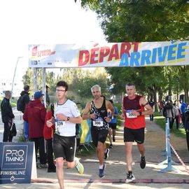 Une grande fête du sport avec près de 1500 coureur·se·s sur les 5/10km, courses jeunes et familles.Les vainqueurs des 10km ont battu le record de l'épreuve, avec la 8e meilleure performance mondiale chez les femmes!1700 euros ont été reversés à l’association Une maison au cœur de la vie, qui vient en aide aux familles dont les enfants sont hospitalisés à l’Institut Gustave-Roussy. Un grand merci aux 150 bénévoles, aux associations villejuifoises, et à tous les services de la ville.[Photos ©Anja Simonet / ©Raphaël Garnier]