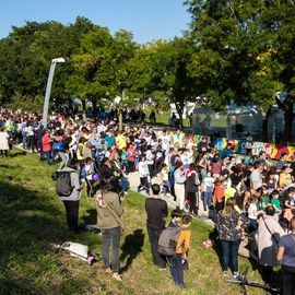 Une grande fête du sport avec près de 1500 coureur·se·s sur les 5/10km, courses jeunes et familles.Les vainqueurs des 10km ont battu le record de l'épreuve, avec la 8e meilleure performance mondiale chez les femmes!1700 euros ont été reversés à l’association Une maison au cœur de la vie, qui vient en aide aux familles dont les enfants sont hospitalisés à l’Institut Gustave-Roussy. Un grand merci aux 150 bénévoles, aux associations villejuifoises, et à tous les services de la ville.[Photos ©Anja Simonet / ©Raphaël Garnier]