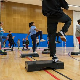 Pour donner aux parents la possibilité de faire du sport sans organiser la garde des enfants, le service des Sports donne rendez-vous aux familles de 9h à 12h, un samedi par mois: renforcement musculaire, Pilates, step, Zumba, pour les adultes... et escalade ou jeux de plein air pour les enfants de 3 à 11 ans.[Photos Sylvie Grima]