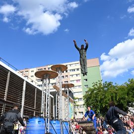 2 journées de fête, en centre-ville et au pied de la tour du 44 Jean Mermoz, organisées par le Théâtre Romain Rolland et la Ville.Un moment de féérie qui s'est aussi cette année installé en cœur de quartier pour permettre à tous d’admirer les prouesses des acrobates ![Photos Lucile Cubin]