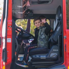 Escalader la grande échelle, traverser un tunnel enfumé, manier la lance à incendie, s'initier aux gestes de 1ers secours ou monter dans un vrai camion de pompier... les portes ouvertes du centre de secours de Villejuif ont ouvert un monde merveilleux aux petits et grands venus découvrir ce lieu emblématique !