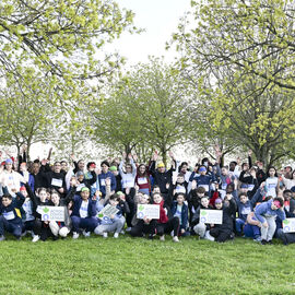 Dans le cadre de la semaine olympique et paralympique, mardi 2 avril, une centaine d’élèves de 6e de 4 collèges de Villejuif ont organisé dans le parc des hautes Bruyères une course en binôme avec un élève-guideur et un élève-guidé, les yeux masqués pour simuler le handicap. La course contre la faim vise à récolter des fonds pour Action contre la faim, pour des projets alimentaires dans le cadre de la solidarité internationale. [photos Lucile Cubin]