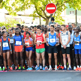 Un plateau élite relevé sur le 10km couru en moins de 29mn, de nombreux coureurs et marcheurs amateurs sur le 10, le 5 et le Run'N'Bike, et la relève déjà assurée avec les courses des jeunes l'après-midi!