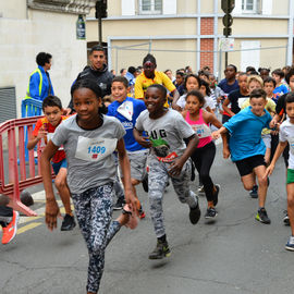 Un plateau élite relevé sur le 10km couru en moins de 29mn, de nombreux coureurs et marcheurs amateurs sur le 10, le 5 et le Run'N'Bike, et la relève déjà assurée avec les courses des jeunes l'après-midi!