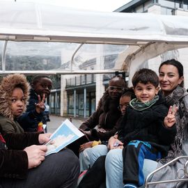 Une centaine de nouveaux Villejuifois, parmi lesquels de nombreuses jeunes familles, se sont retrouvées devant la médiathèque samedi 1er octobre pour visiter leur nouvelle ville (ballade en Tuk-tuk et visite du Théâtre...), recevoir leur kit de bienvenue et rencontrer leurs élu·e·s et partager leurs problématiques quotidiennes.[Photos Sylvie Grima]