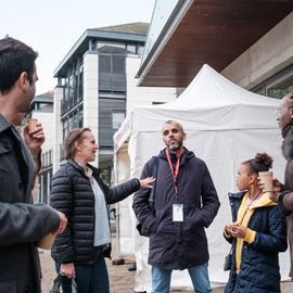 Une centaine de nouveaux Villejuifois, parmi lesquels de nombreuses jeunes familles, se sont retrouvées devant la médiathèque samedi 1er octobre pour visiter leur nouvelle ville (ballade en Tuk-tuk et visite du Théâtre...), recevoir leur kit de bienvenue et rencontrer leurs élu·e·s et partager leurs problématiques quotidiennes.[Photos Sylvie Grima]