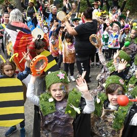 Un carnaval sur le thème du printemps pour les Accueils de Loisirs qui ont défilé dans Villejuif pour mettre de la couleur dans les rues.