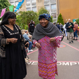 Samedi 17 mai, l’Hôpital Paul Brousse proposait un moment festif ouvert à tous : la fête de la gériatrie.L’occasion pour les patients et leurs familles de se partager un après-midi riche en rencontres et animations : parcours olympique, tir à l’arc, animation musicale, jeux en bois, maquillage, coiffure.. mais aussi buvette, brocante, tombola, stands d’artisanat et buvette ! [photos Xiwen Wang]