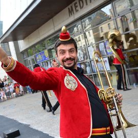 Des trapézistes renversants, une clown malicieuse, un quatuor de comédiens irrésistibles, des équilibristes dresseurs de poules et une fanfare déjantée.