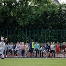 Malgré la pluie, les élèves ont enchainé les tours de piste au stade Louis Dolly lors de la traditionnelle course d'endurance.[Photo Alex Bonnemaison]