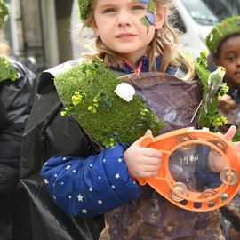 Un carnaval sur le thème du printemps pour les Accueils de Loisirs qui ont défilé dans Villejuif pour mettre de la couleur dans les rues.
