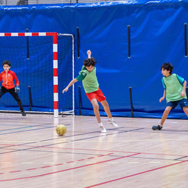 Le tournoi solidaire de Noël au profit des associations 94e Rue, Binkadi-so et Yacine Adli a encore été un franc succès cette année. Sur 3 jours, près de 1130 jeunes de 10 à 25 ont pu s'affronter sur le terrain de la halle Colette-Besson. Les matchs furent intenses mais le fair-play était aussi mis en valeur puisque des trophées ont été attribués aux joueurs et aux équipes représentant le plus les valeurs du sport![photos Sylvie Grima / Xiwen Wang]