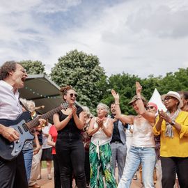 Une journée de fête pour les Seniors avec déjeuner festif abrité, spectacles et musique, dans une ambiance de guinguette conviviale et champêtre!