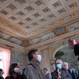 Les traditionnelles sorties d'automne emmenaient cette année une centaine de Seniors de Villejuif direction le Nord-Est, pour une escapade dans l'Aisne.Au programme : visite guidée du Domaine des Princes, à Condé en Brie, sabrage du champagne et dégustation, déjeuner en musique et flânerie dans le parc au cœur du village.[Photos Anja Simonet]