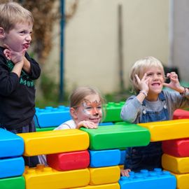 Les habitants du quartier Nord-Est sont venus très nombreux à la Maison Pour Tous Jules Vallès ce week-end pour célébrer entre amis ou voisins ou en famille... l'anniversaire de cet équipement public et de proximité historique inauguré en 1972.Au programme: visite théâtralisée, jeux, fresque collaborative, concert...[Photos Sylvie Grima]