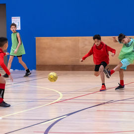 Le tournoi solidaire de Noël au profit des associations 94e Rue, Binkadi-so et Yacine Adli a encore été un franc succès cette année. Sur 3 jours, près de 1130 jeunes de 10 à 25 ont pu s'affronter sur le terrain de la halle Colette-Besson. Les matchs furent intenses mais le fair-play était aussi mis en valeur puisque des trophées ont été attribués aux joueurs et aux équipes représentant le plus les valeurs du sport![photos Sylvie Grima / Xiwen Wang]