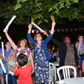 La liesse populaire du 13 juillet à Villejuif avec la guinguette, le bal variétés et le feu d'artifice de retour au parc Pablo Neruda.