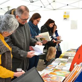 La littérature jeunesse à l'honneur avec au programme des dédicaces, des ateliers (pop-up, illustration, récit), des jeux et la remise des prix Lire et Elire décernés par 1000 élèves de Villejuif.