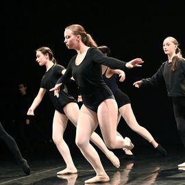 Retour en images sur la journée du 12 mars, avec l'atelier et sa restitution par les élèves du Conservatoire, suivi du spectacle "Une simple déclinaison de l’instant", de la Cie Les têtes penchées.[photos Anja Simonet]