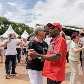 Une journée de fête pour les Seniors avec déjeuner festif abrité, spectacles et musique, dans une ambiance de guinguette conviviale et champêtre!