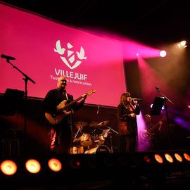 Après 2 ans de crise sanitaire, le Maire et la Municipalité ont pu de nouveau présenter leurs vœux aux Villejuifois·es, autour d’un concert, d’animations pour les enfants et d’un brunch convivial.L’occasion de revenir sur 2 ans et demi de mandat marqués par des réalisations emblématiques (projets ANRU, Conseil de quartiers, création d’espaces verts…) mais aussi par un engagement quotidien à remettre sur pied le service public communal, à recréer des liens qui s’étaient distendus et à concrétiser chaque jour les engagements de solidarité, d’écologie et de participation citoyenne.