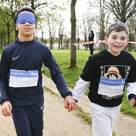 Dans le cadre de la semaine olympique et paralympique, mardi 2 avril, une centaine d’élèves de 6e de 4 collèges de Villejuif ont organisé dans le parc des hautes Bruyères une course en binôme avec un élève-guideur et un élève-guidé, les yeux masqués pour simuler le handicap. La course contre la faim vise à récolter des fonds pour Action contre la faim, pour des projets alimentaires dans le cadre de la solidarité internationale. [photos Lucile Cubin]