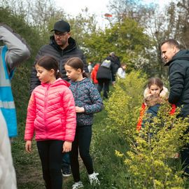 La traditionnelle chasse aux œufs du Secours populaire a encore eu du succès auprès des enfants, malgré la météo capricieuse. Une centaine de bambins bottés, de nombreux Villejuifois, bénévoles et l'équipe de la ludomobile, étaient de la partie de chasse pour financer une mission internationale. [photos: Xiwen Wang]