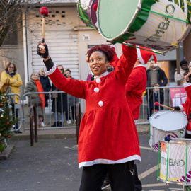 Retour en images sur le Marché de Noël en centre-ville samedi et dimanche, avec ses nombreuses animations organisées par la Ville et l'association Les commerçants de Villejuif: fanfares, Père Noël, cracheurs de feu, spectacle lumineux...[photos Xiwen Wang / Direction de la communication]