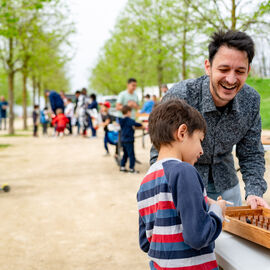 Samedi 6 avril, il n'y avait pas une mais 2 chasses aux œufs à Villejuif: la Chasse aux œufs solidaire du Secours Populaire, dans le parc des Hautes-Bruyères, avec des animations et jeux pour tous toute la journée, avec la participation de la Ludomobile.La chasse aux œufs dans le jardin partagé de la résidence Botanic Parc, un moment de rencontre et d'échanges entre voisins et de découverte du jardin pour certains. [photos Xiwen Wang / Alex Bonnemaison]