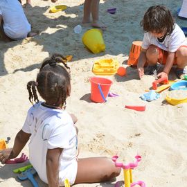 Près de 250 enfants des accueils de loisirs ont profité des jardins et jeux d'eau au stade nautique Youri-Gagarine. Plusieurs ateliers étaient proposés sous le thème de la "kermesse féérique".