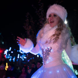 Retour en images sur le Marché de Noël en centre-ville samedi et dimanche, avec ses nombreuses animations organisées par la Ville et l'association Les commerçants de Villejuif: fanfares, Père Noël, cracheurs de feu, spectacle lumineux...[photos Xiwen Wang / Direction de la communication]