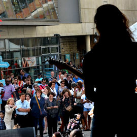 Des centaines de spectateurs massés devant la scène pour chanter avec Lisandro Cuxi, François Feldman etJoniece Jamison, danser avec le Staries Show ou applaudir le travail des musiciens et danseurs la MPT Gérard-Philipe et des Conservatoires.