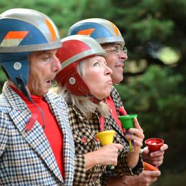 Des trapézistes renversants, une clown malicieuse, un quatuor de comédiens irrésistibles, des équilibristes dresseurs de poules et une fanfare déjantée.